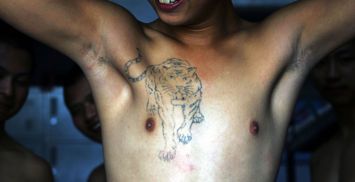 En China no se puede aparecer en TV con tatuajes